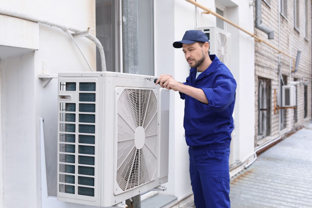 Technicien réparant un équipement de climatisation